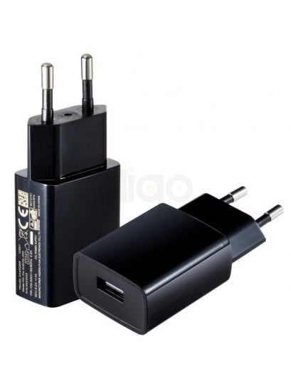 שני ספקי כוח קיר USB שחורים עם תקע אירופאי ושקע USB A