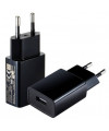 שני ספקי כוח קיר USB שחורים עם תקע אירופאי ושקע USB A