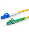 מגשר אופטי צהוב עם מחברי LC/APC ירוק ו-LC/UPC כחול