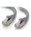 כבל רשת CAT5e אפור קצר עם מחברי RJ45 מסוככים